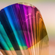 La tinta electrónica que han desarrollado contiene oro, plata y plásticos PET. La capa que produce los colores tiene menos de un micrómetro de espesor.